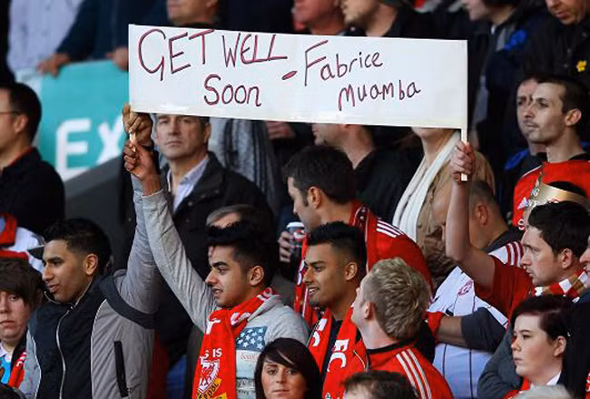 CĐV Liverpool cũng hướng về Muamba.