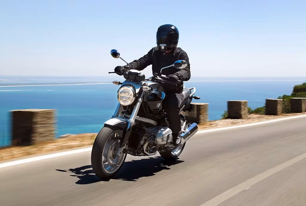 BMW R1200R có hai phiên bản là BMW R1200R 2011 Standard và BMW R1200R 2011 Classic.