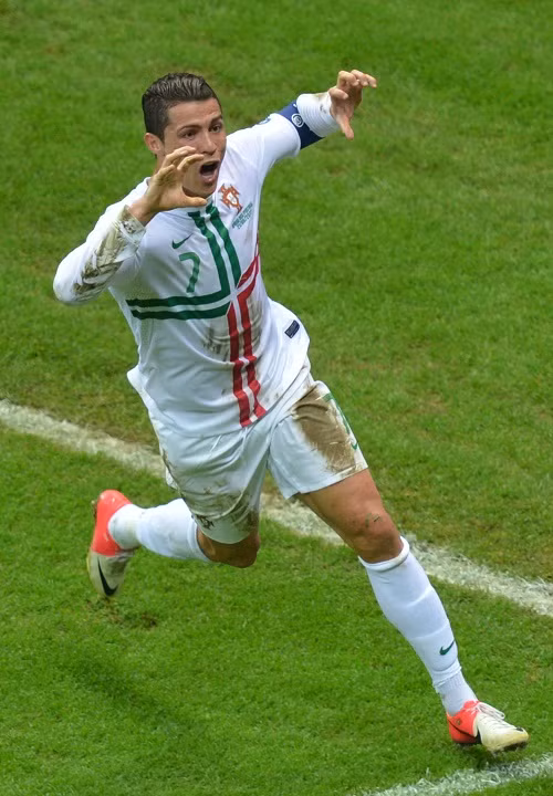 Đạo diễn Doãn Hoàng Giang rất hâm mộ Ronaldo. Đạo diễn Doãn Hoàng Giang rất hâm mộ Ronaldo.