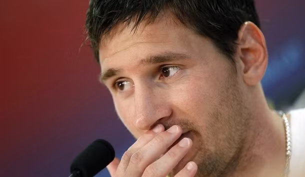 Messi trả lời báo chí ở trung tâm huấn luyện Joan Gamper của Barca.