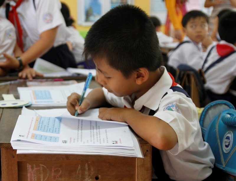 Học sinh một lớp VNEN đang chăm chú làm bài, ảnh minh họa: globalpartnership.org.