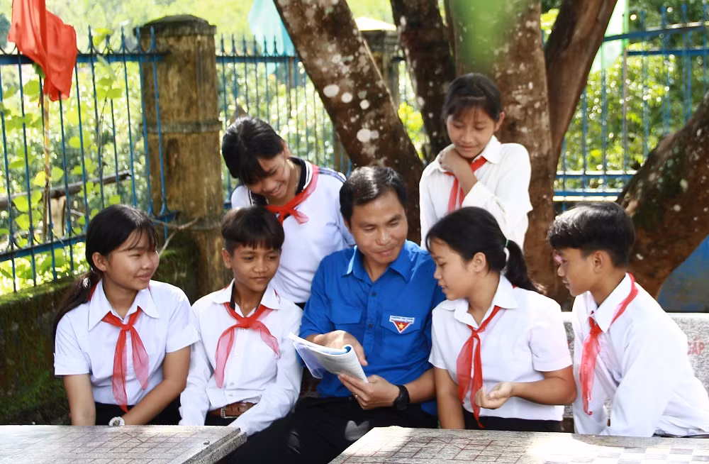 Thầy Vấn có đam mê đến nhiều hoạt động giáo dục lý tưởng, yêu nước đối với học sinh (Ảnh do nhân vật cung cấp). Thầy Vấn có đam mê đến nhiều hoạt động giáo dục lý tưởng, yêu nước đối với học sinh (Ảnh do nhân vật cung cấp).