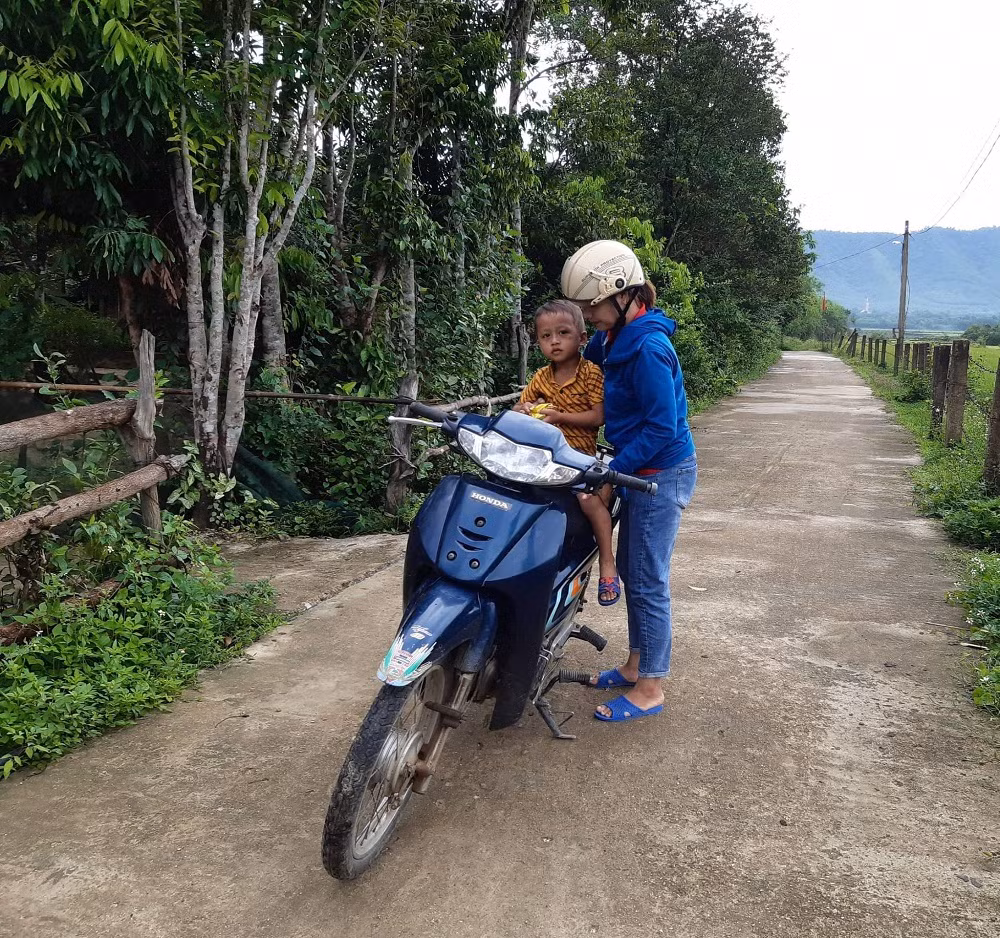 Cô giáo Phương hàng ngày vẫn đến vận động và đưa đón học sinh tới trường (ảnh do nhân vật cung cấp). Cô giáo Phương hàng ngày vẫn đến vận động và đưa đón học sinh tới trường (ảnh do nhân vật cung cấp).