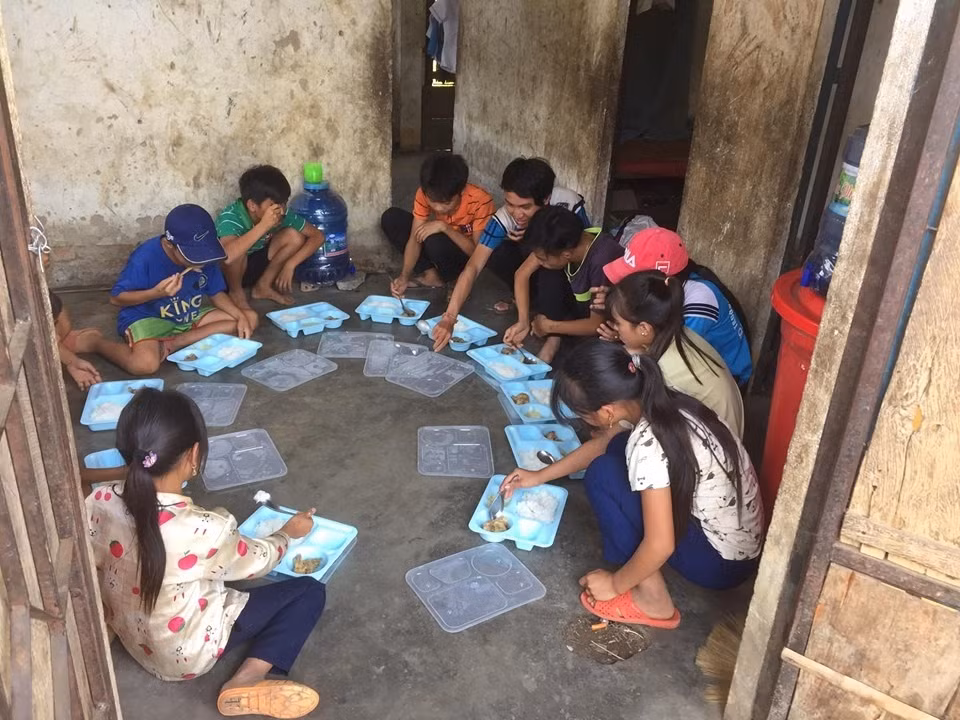 Để cải thiện bữa ăn cho học sinh, thầy Nguyễn Quang Trung đã kêu gọi các mạnh thường quân giúp đỡ (ảnh do nhân vật cung cấp). Để cải thiện bữa ăn cho học sinh, thầy Nguyễn Quang Trung đã kêu gọi các mạnh thường quân giúp đỡ (ảnh do nhân vật cung cấp).