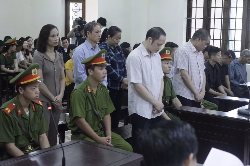 Cho đến thời điểm này, chưa có nhân chứng nào thừa nhận việc đưa tiền hay hứa lợi ích vật chất nào để được nâng điểm thi cho con, cháu mình (ảnh Trinh Phúc). Cho đến thời điểm này, chưa có nhân chứng nào thừa nhận việc đưa tiền hay hứa lợi ích vật chất nào để được nâng điểm thi cho con, cháu mình (ảnh Trinh Phúc).
