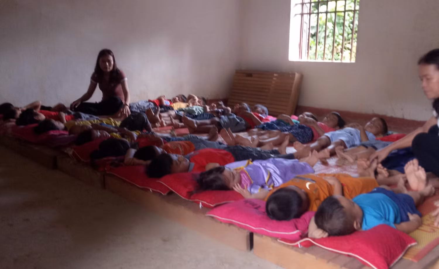 Hàng ngày, cô Thắm và đồng nghiệp chăm sóc các em nhỏ như chăm sóc chính con của mình (ảnh do nhân vật cung cấp).
