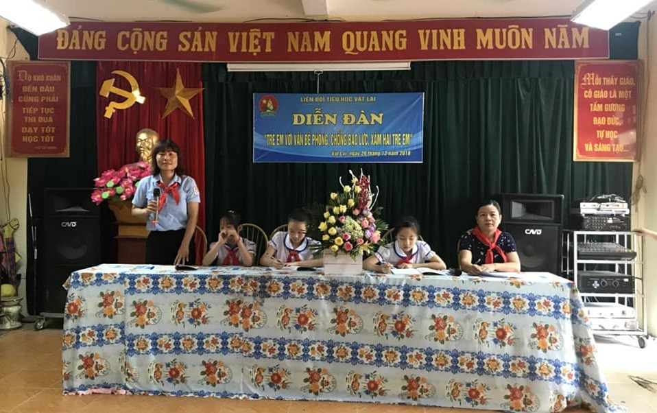 Cô Lê Thị Hồng Huê (ngoài cùng bên trái) luôn trăn trở để có nhiều hoạt động ngoại khóa bổ ích giúp học trò được trải nghiệm! (ảnh do nhân vật cung cấp).