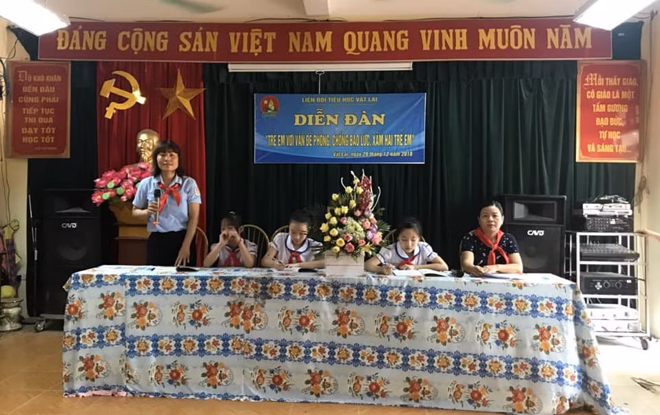 Cô Lê Thị Hồng Huê (ngoài cùng bên trái) luôn trăn trở để có nhiều hoạt động ngoại khóa bổ ích giúp học trò được trải nghiệm! (ảnh do nhân vật cung cấp).