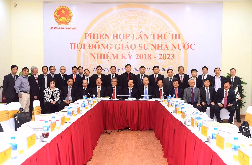 Hội đồng giáo sư nhà nước đã làm việc nghiêm túc, tỷ lệ đạt giáo sư, phó giáo sư so với tổng số ứng viên đăng ký ban đầu tại các Hội đồng giáo sư cơ sở cho đến thời điểm này là 58,48% (ảnh trung tâm truyền thông Bộ Giáo dục và Đào tạo). Hội đồng giáo sư nhà nước đã làm việc nghiêm túc, tỷ lệ đạt giáo sư, phó giáo sư so với tổng số ứng viên đăng ký ban đầu tại các Hội đồng giáo sư cơ sở cho đến thời điểm này là 58,48% (ảnh trung tâm truyền thông Bộ Giáo dục và Đào tạo).
