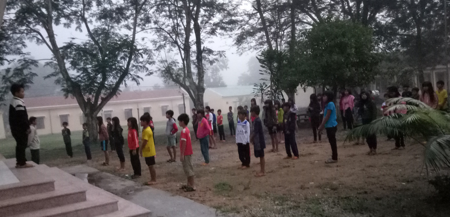 Học sinh Trường phổ thông dân tộc bán trú tiểu học, trung học cơ sở Vũ Kim tập thể dục buổi sáng (ảnh do nhân vật cung cấp).