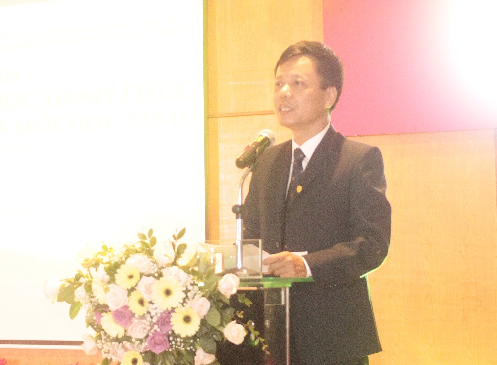 Thầy Đàm Tiến Nam- Hiệu trưởng Trường Trung học cơ sở &amp; Trung học phổ thông Nguyễn Bỉnh Khiêm (ảnh Trinh Phúc).
