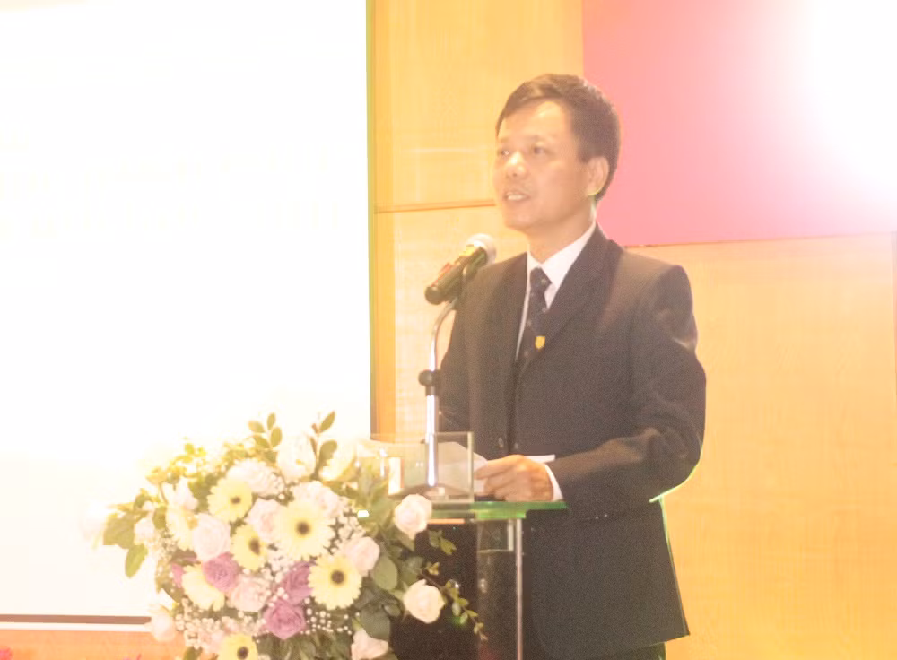 Thầy Đàm Tiến Nam- Hiệu trưởng Trường Trung học cơ sở &amp; Trung học phổ thông Nguyễn Bỉnh Khiêm (ảnh Trinh Phúc).