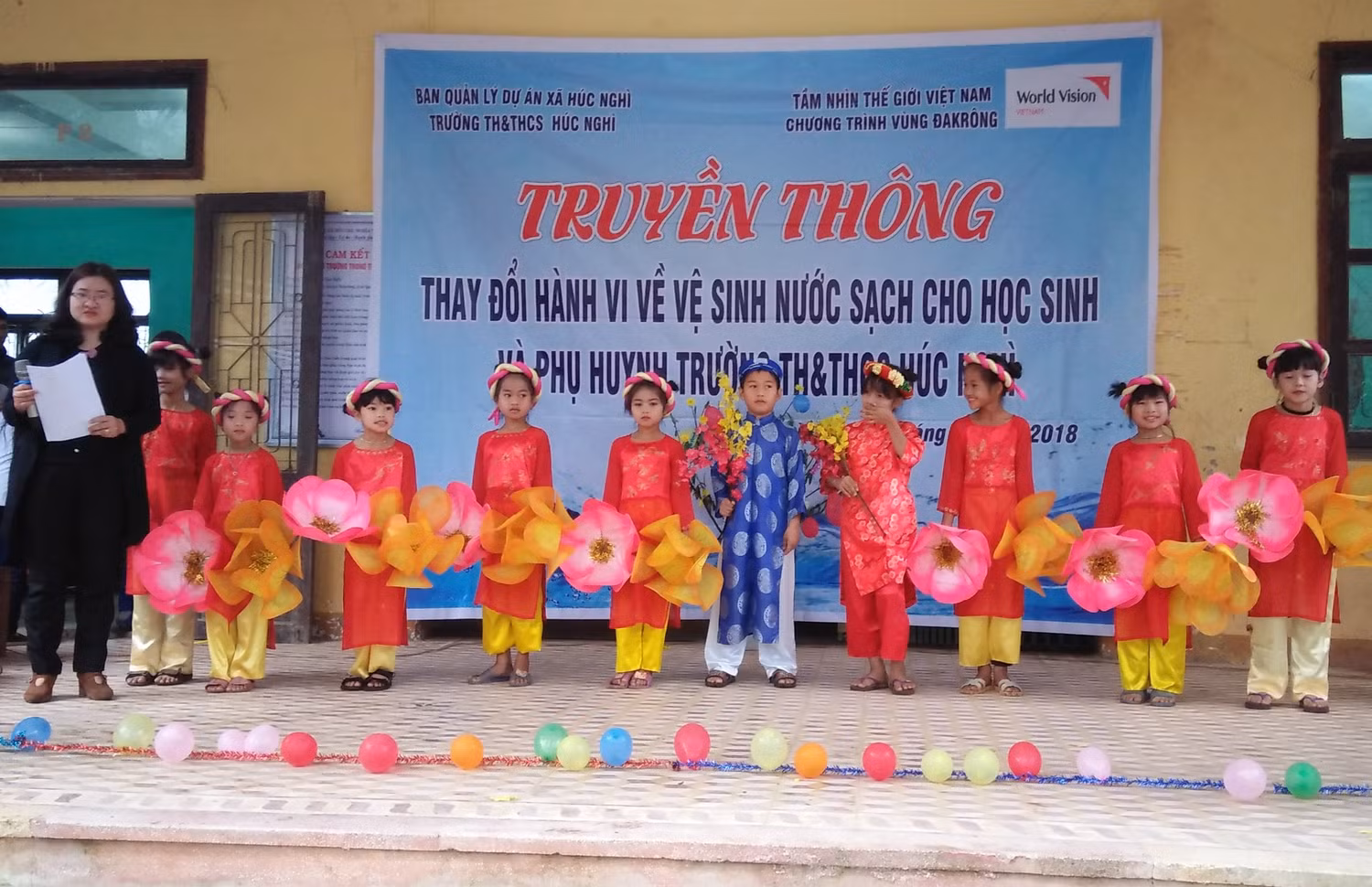 Cô Đoàn Thị Lý hướng dẫn học sinh tập tiết mục văn nghệ (ảnh do nhân vật cung cấp).