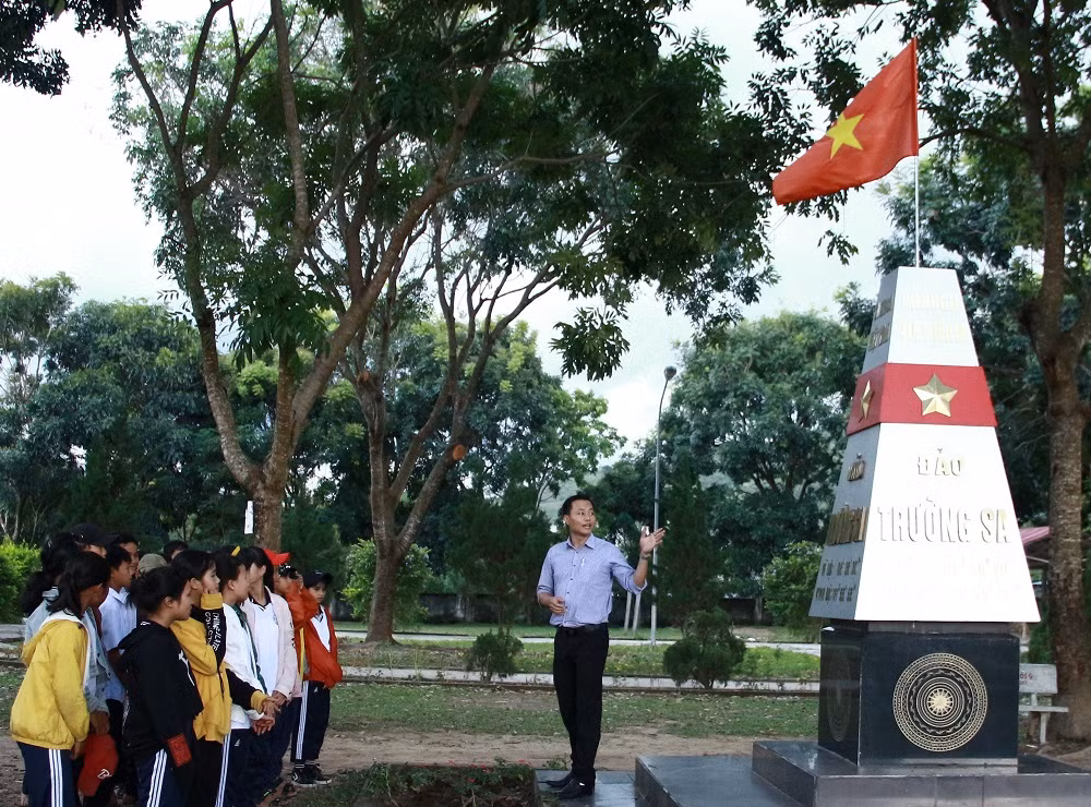 Thầy giáo Tổng phụ trách đội đam mê với giáo dục lý tưởng! ảnh 1 Thầy giáo Tổng phụ trách đội đam mê với giáo dục lý tưởng! ảnh 1