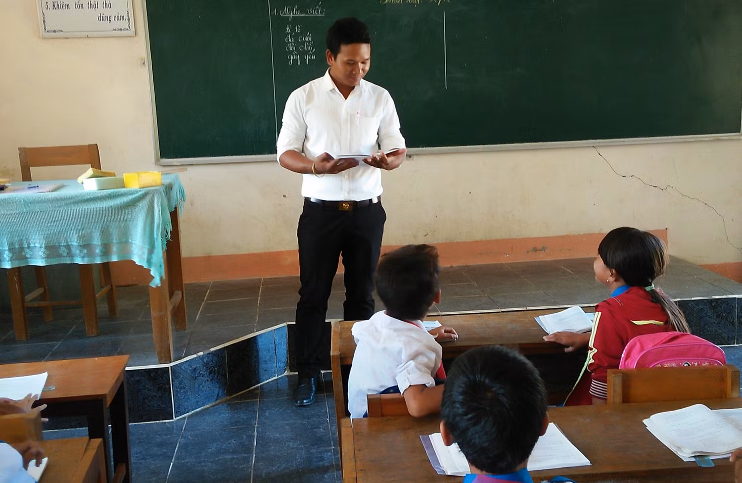 Thầy Y Giêng luôn có nhiều sáng kiến để học sinh người dân tộc Ê - đê hiểu về tiếng Việt nhanh hơn (ảnh do nhân vật cung cấp).