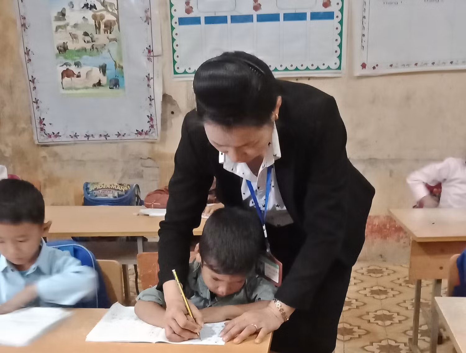 Tôi đã tắm, giặt cho học sinh của mình để các em không bỏ học!