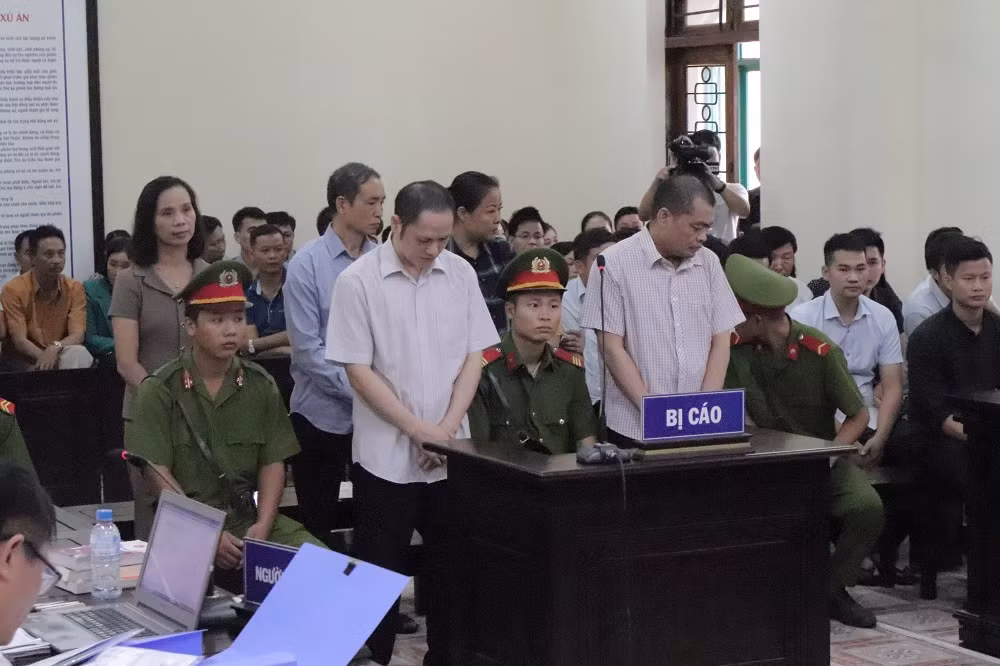 Bị cáo Vũ Trọng Lương và bị cáo Nguyễn Thanh Hoài ở hàng đầu bục xét xử bị cáo (ảnh Trinh Phúc). Bị cáo Vũ Trọng Lương và bị cáo Nguyễn Thanh Hoài ở hàng đầu bục xét xử bị cáo (ảnh Trinh Phúc).