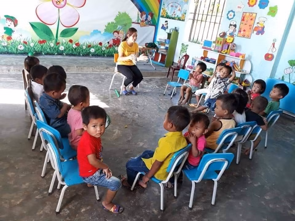 Mang lời ca, tiếng hát đến với con em đồng bào dân tộc Chứt với cô Phương là niềm hạnh phúc lớn (ảnh do nhân vật cung cấp). Mang lời ca, tiếng hát đến với con em đồng bào dân tộc Chứt với cô Phương là niềm hạnh phúc lớn (ảnh do nhân vật cung cấp).
