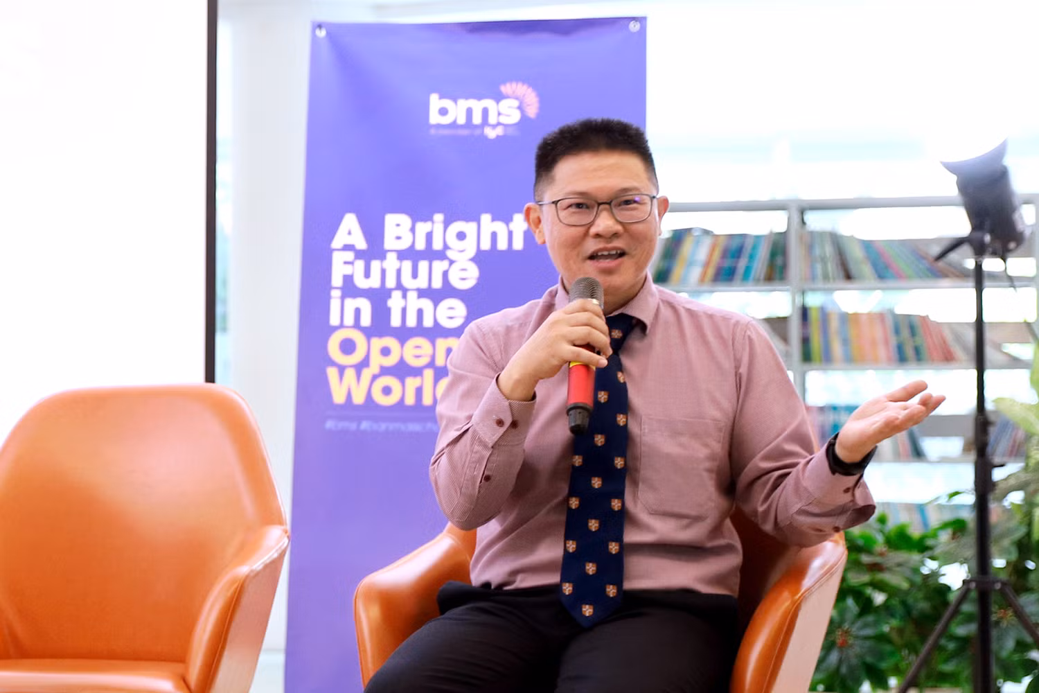 Mr. Melvyn Lim - Giám đốc cấp cao của Hội đồng khảo thí Cambridge với hơn 11 năm kinh nghiệm làm việc với các trường quốc tế, song ngữ và công lập trong khu vực.