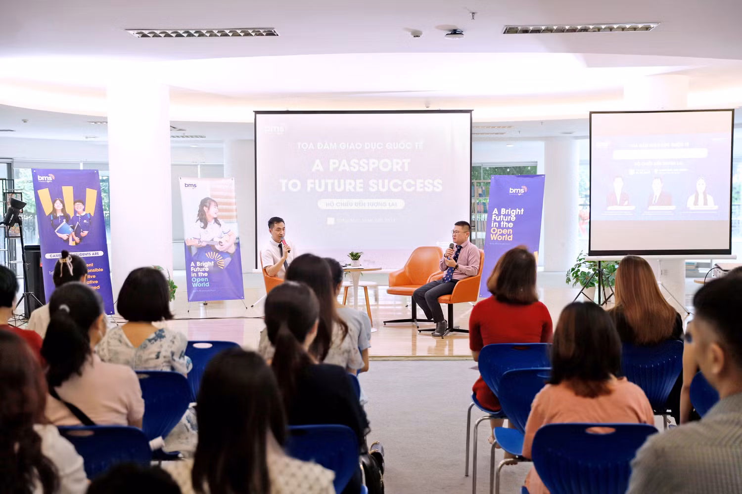 Tọa đàm thu hút sự quan tâm của đông đảo phụ huynh, học sịnh.