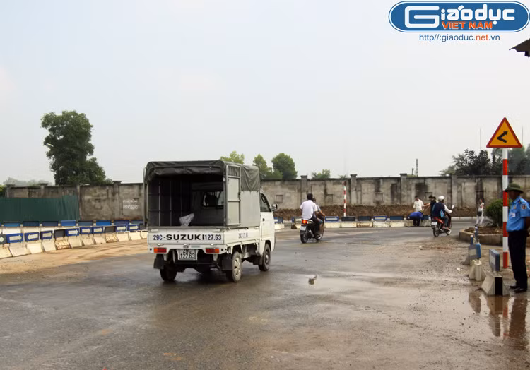 Hệ thống biển báo đã được cắm hoàn tất nhằm chỉ dẫn các phương tiện lưu thông qua đoạn đường này được thuận tiện và đảm bảo an toàn.