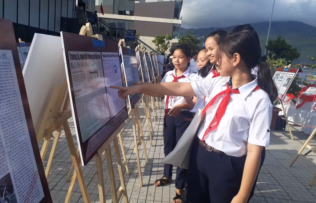 Học sinh Đà Nẵng tìm hiểu lịch sử trong một lần triển lãm ở nhà trưng bày Hoàng Sa. Học sinh Đà Nẵng tìm hiểu lịch sử trong một lần triển lãm ở nhà trưng bày Hoàng Sa.