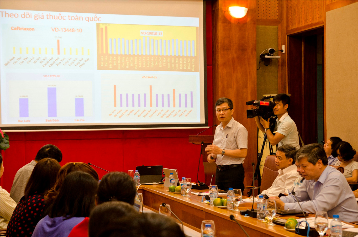 Ông Dương Tuấn Đức, Giám đốc Trung tâm Giám định Bảo hiểm y tế và Thanh toán đa tuyến phía Bắc (thuộc Bảo hiểm xã hội Việt Nam) trao đổi thông tin về hoạt động của Hệ thống thông tin giám định Bảo hiểm y tế trong 4 tháng đầu năm 2017 - ảnh: H.Lực.