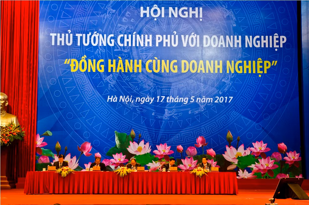 Các thành viên Chính phủ điều hành Hội nghị Thủ tướng với doanh nghiệp năm 2017 (Từ trái qua phải: Phó Thủ tướng Trịnh Đình Dũng, Phó Thủ tướng Thường trực Trương Hòa Bình, Thủ tướng Nguyễn Xuân Phúc, Phó Thủ tướng Vương Đình Huệ, Phó Thủ tướng Vũ Đức Đam) - ảnh: H.Lực Các thành viên Chính phủ điều hành Hội nghị Thủ tướng với doanh nghiệp năm 2017 (Từ trái qua phải: Phó Thủ tướng Trịnh Đình Dũng, Phó Thủ tướng Thường trực Trương Hòa Bình, Thủ tướng Nguyễn Xuân Phúc, Phó Thủ tướng Vương Đình Huệ, Phó Thủ tướng Vũ Đức Đam) - ảnh: H.Lực