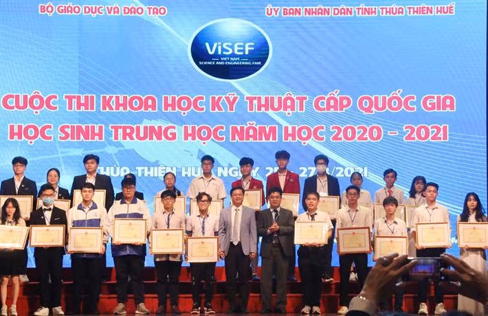 Các em học sinh nhận giải Nhất cuộc thi (ảnh: Bộ Giáo dục và Đào tạo) Các em học sinh nhận giải Nhất cuộc thi (ảnh: Bộ Giáo dục và Đào tạo)
