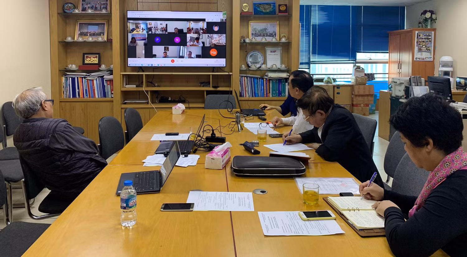 Ngày 10/3, Hiệp hội Các trường đại học, cao đẳng Việt Nam tổ chức họp trực tuyến với các trường đã thực hiện tự chủ đại học (ảnh: Thùy Linh) Ngày 10/3, Hiệp hội Các trường đại học, cao đẳng Việt Nam tổ chức họp trực tuyến với các trường đã thực hiện tự chủ đại học (ảnh: Thùy Linh)