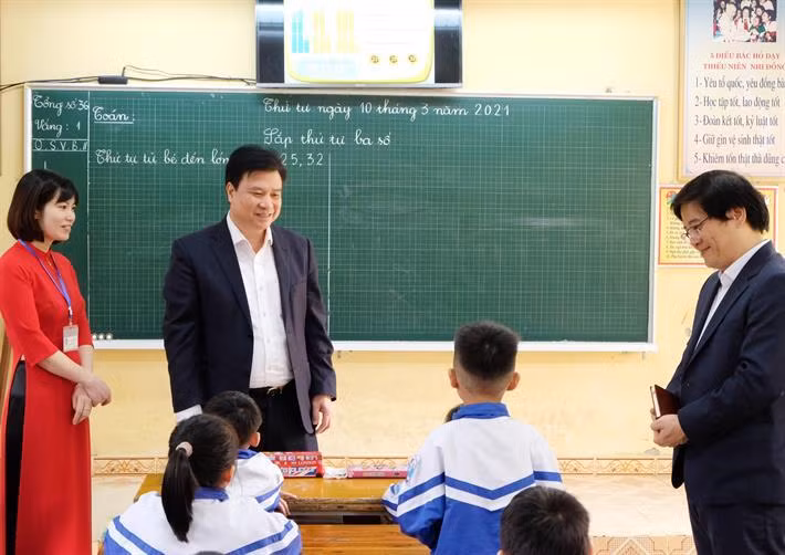 Thứ trưởng Nguyễn Hữu Độ kiểm tra triển khai chương trình giáo dục phổ thông mới tại tỉnh Tuyên Quang (ảnh: Bộ Giáo dục và Đào tạo) Thứ trưởng Nguyễn Hữu Độ kiểm tra triển khai chương trình giáo dục phổ thông mới tại tỉnh Tuyên Quang (ảnh: Bộ Giáo dục và Đào tạo)
