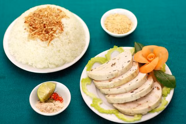 Cuối cùng khâu gói giò cũng quan trọng không kém, lá chuối được xếp so le vào nhau, múc thịt gà đã trộn đầy đủ nguyên liệu vào giữa, gói tròn lại, dùng dây lạt buộc kín nhưng có độ lỏng tay để thịt còn... nở ra. Đem hấp khúc giò đó trên bếp khoảng 30 phút là được món giò thơm ngon.