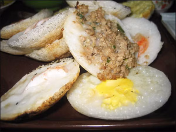 Gắp một miếng bánh phủ lớp mỡ hành màu xanh, cho vào chén nước chấm, màu trắng của bánh kết hợp với sắc vàng nhè nhẹ của trứng hay chút hồng nhạt của tôm… làm thực khách chưa ăn đã thấy thèm. Cắn miếng bánh, bạn cảm nhận cái giòn tan của vỏ bánh, độ dai của nhân bánh, vị đậm đà của nước chấm hòa trong vị cá kho.... Có lẽ nhờ vậy mà món bánh căn, đặc sản của nơi này, được nhiều khách du lịch nhắc mãi chỉ sau một lần nếm thử!