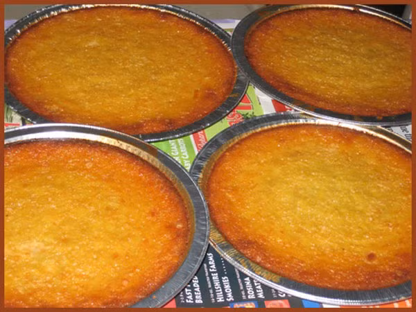 1. Bánh khoai mì Từ một thời khốn khó, cùng với khoai lang, khoai mì (khoai sắn), trở thành phụ liệu cho món cơm độn làm no lòng cả một thế hệ. Hiện nay, thứ bánh dân dã này có mặt ở khắp hang cùng ngõ hẻm ở thành phố Cần Thơ. Thong dong ra Bến Ninh Kiều hóng gió hay dạo chơi trước cổng trường học, men theo các con đường, ghé thăm các hẻm nhỏ... đâu đâu người ta dễ dàng bắt gặp món bánh đồng quê ấy.