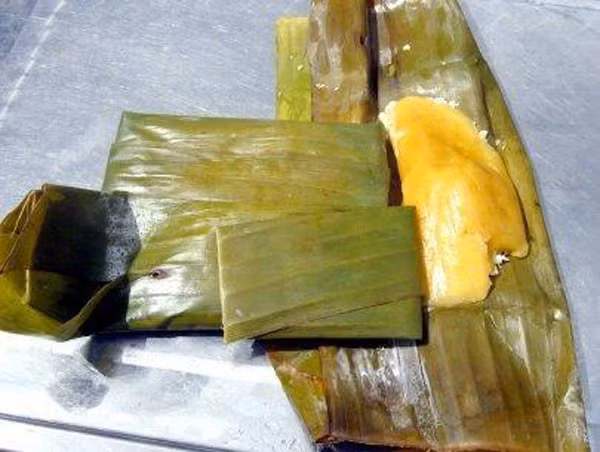 3. Bánh thốt nốt Du khách đến chùa Hang (Kiên Giang) được trẻ em người Khmer ở đây mời mua một loại bánh đặc sản của vùng đất này: bánh thốt nốt được đặt trong những chiếc rổ tre, trông rất xinh xắn. Bánh thốt nốt là loại bánh dân dã của người Khmer Nam bộ. Chỉ có bà con Khmer mới có thể làm ra chiếc bánh ngon và đậm đà hương vị.