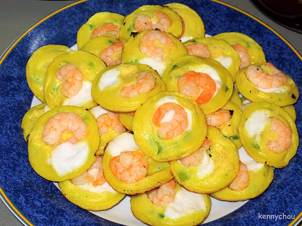 5. Bánh khọt Dù xuất hiện ở nhiều nơi với nhiều tên gọi, nhưng người dân Cà Mau đã quen gọi đây là bánh khọt.