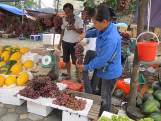 Chùm ảnh: Nho Trung Quốc giá rẻ bày bán tràn lan trên đường phố Hà Nội