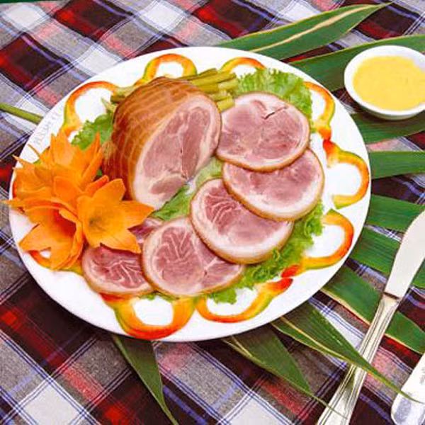 Để làm món chân giò muối ngon, bạn có thể luộc chín kĩ nhưng luộc lòng đào thì màu sắc sẽ đẹp hơn. Món chân giò muối sẽ ngon hơn rất nhiều khi được thái lát thật mỏng rồi chấm với tương ớt chua ngọt và ăn kèm với dưa góp, dưa chuột hộp. Món ăn này có thể ăn kèm với bánh mỳ. Ngoài ra, chân giò muối còn là món nhậu tuyệt vời, là món ngon trên những bàn tiệc, buffet, hay trong các mâm cỗ của đám cưới...