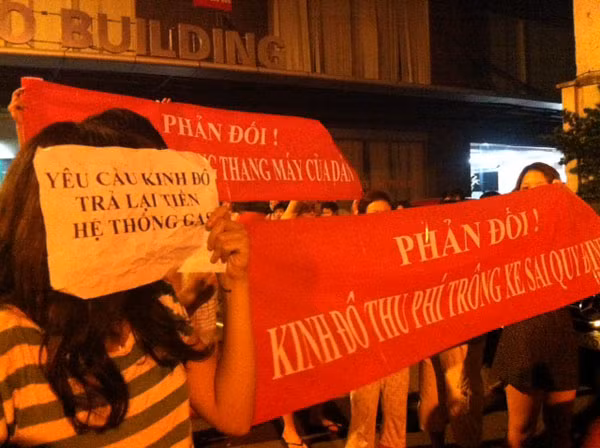 Các băng rôn kêu gọi trả lại tiền gas, phản đối thu phí trông xe sai quy định,... cũng được treo cao. Các băng rôn kêu gọi trả lại tiền gas, phản đối thu phí trông xe sai quy định,... cũng được treo cao.