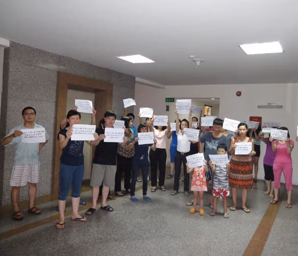 Rất nhiều người dân đã đứng lên tố cáo hành vi bất hợp tác của chủ đầu tư trong việc đảm bảo các quyền lợi chính đáng của người dân. Rất nhiều người dân đã đứng lên tố cáo hành vi bất hợp tác của chủ đầu tư trong việc đảm bảo các quyền lợi chính đáng của người dân.