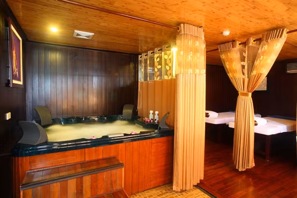 Đây là hình ảnh bể sục Jacuzzi - bồn tắm có nhiều ống xịt nước cực mạnh dùng trị bệnh đau lưng, nhức mỏi, thấp khớp tại con tàu siêu sang Victory Star. Đây là hình ảnh bể sục Jacuzzi - bồn tắm có nhiều ống xịt nước cực mạnh dùng trị bệnh đau lưng, nhức mỏi, thấp khớp tại con tàu siêu sang Victory Star.