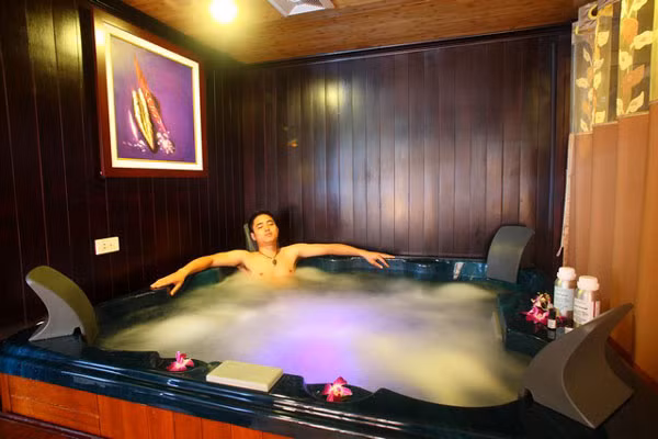 Không khác gì một khách sạn 5 sao trên đất liền, khi du khách đang lênh đênh trên sóng nước Hạ Long, bạn vẫn có thể thả lỏng người thư thái với dịch vụ mát–xa luôn sẵn có tại du thuyền. Không khác gì một khách sạn 5 sao trên đất liền, khi du khách đang lênh đênh trên sóng nước Hạ Long, bạn vẫn có thể thả lỏng người thư thái với dịch vụ mát–xa luôn sẵn có tại du thuyền.