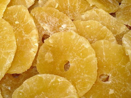 15. Mứt dứa Mứt dứa dẻo không chỉ để... ăn vặt, mà còn được ăn kèm với bánh mì, làm nhân bánh mì ngọt hoặc cho vào giữa hai lớp bánh bông lan kem trong khi vị chua chua ngọt ngọt của mứt dứa khô giúp người ăn không ngấy như những loại mứt khác. Màu của dứa lại vàng tươi rất đẹp mà không cần dùng thêm phẩm màu.