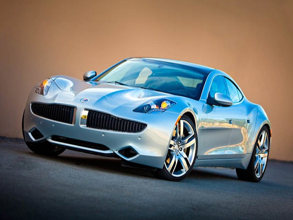 Fisker Karma Tốc độ tối đa: 125 dặm/giờ Quãng đường xe chạy: 483 km Chiếc xe được quảng cáo là có thể chạy tới 50 dặm chỉ sau một lần nạp đầy ắc quy và đạt tốc độ tối đa 202 km/giờ. Fisker Karma hứa hẹn là một mẫu xe kết hợp hoàn hảo giữa công nghệ “xanh” và những trải nghiệm lái thú vị không thua kém gì siêu xế. Giá chính thức của nó là 96.895 USD.
