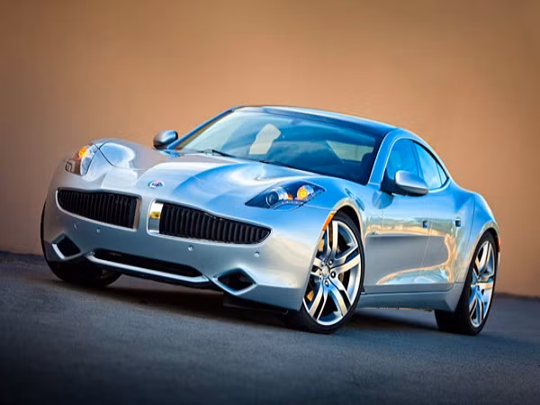 Fisker Karma Tốc độ tối đa: 125 dặm/giờ Quãng đường xe chạy: 483 km Chiếc xe được quảng cáo là có thể chạy tới 50 dặm chỉ sau một lần nạp đầy ắc quy và đạt tốc độ tối đa 202 km/giờ. Fisker Karma hứa hẹn là một mẫu xe kết hợp hoàn hảo giữa công nghệ “xanh” và những trải nghiệm lái thú vị không thua kém gì siêu xế. Giá chính thức của nó là 96.895 USD.