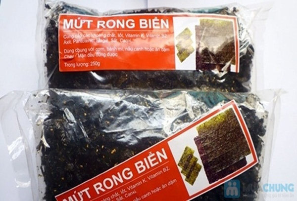 11. Mứt rong biển sấy khô Được tẩm ướp gia vị ngon miệng, là hải sản "rau xanh độc đáo", giàu chất dinh dưỡng: iốt, canxi, vitamins, chất khoáng, đạm. Đây là loại thực phẩm có lợi cho sức khỏe, đặc biệt là người lớn tuổi, người bị cao huyết áp. Bảo quản dễ dàng, sử dụng tiện lợi, là món quà ý nghĩa nhân dịp tết đến xuân về.