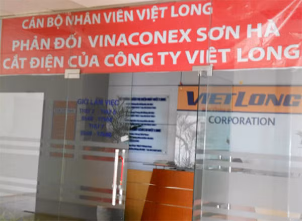 Tuy nhiên, liên quan tới vấn đề này, Tổng công ty Vinaconex cho biết: hiện nay không còn sở hữu bất kỳ cổ phần nào tại Công ty Cổ phần Vinaconex Plaza. Trong thời gian qua, Vinaconex và Sơn Hà đã có thỏa thuận về việc rút thương hiệu Vinaconex khỏi Công ty Vinaconex Plaza sau khi Vinaconex chuyển nhượng toàn bộ cổ phần cho Sơn Hà. Mặc dù vậy, do thủ tục hành chính nên công việc này vẫn chưa được thực hiện xong. Việc này cũng phần nào đó làm giảm sút uy tín của thương hiệu lớn Vinaconex.