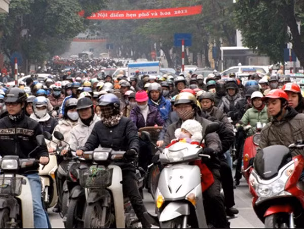 Để tạo không gian cho du khách thưởng hoa, ban tổ chức đã cấm các phương tiện lưu thông phía đường Đinh Tiên Hoàng. Tuy nhiên do lượng người và xe đổ về tham quan khu vực này quá đông nên tại nhiều tuyến phố xung quanh khu vực lễ hội như Đinh Lễ, Hàng Khay, Hàng Bài, Lý Thái Tổ, Bà Triệu... có hàng chục bãi giữ xe tự phát bung ra, với mức phí “cắt cổ”. (Ảnh: Tiền Phong) Để tạo không gian cho du khách thưởng hoa, ban tổ chức đã cấm các phương tiện lưu thông phía đường Đinh Tiên Hoàng. Tuy nhiên do lượng người và xe đổ về tham quan khu vực này quá đông nên tại nhiều tuyến phố xung quanh khu vực lễ hội như Đinh Lễ, Hàng Khay, Hàng Bài, Lý Thái Tổ, Bà Triệu... có hàng chục bãi giữ xe tự phát bung ra, với mức phí “cắt cổ”. (Ảnh: Tiền Phong)