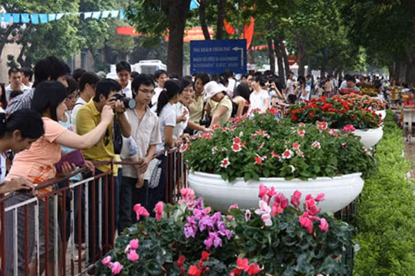 Ngày 1/1/2012, mặc dù thời tiết giá lạnh nhưng hàng vạn người dân Hà Nội và nhiều địa phương khác vẫn nô nức tham quan, vui chơi tại lễ hội Phố và Hoa Hà Nội 2012 tại khu vực hồ Gươm (Ảnh: HNMO) Ngày 1/1/2012, mặc dù thời tiết giá lạnh nhưng hàng vạn người dân Hà Nội và nhiều địa phương khác vẫn nô nức tham quan, vui chơi tại lễ hội Phố và Hoa Hà Nội 2012 tại khu vực hồ Gươm (Ảnh: HNMO)
