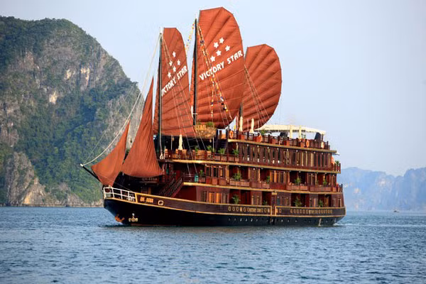 Victory Star Chiếc du thuyền 5 sao mang tên Victory Star này là du thuyền cao cấp và hiện đại nhất hiện nay tại Vịnh Hạ Long. Du thuyền có chiều dài 58m, chiều rộng 10,5m với số lượng 32 cabin với sức chứa 66 khách.